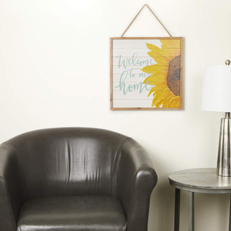 Placă de perete din lemn de floarea soarelui suspendată „Bine ați venit la noi acasă”.